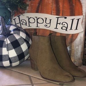 Fall must have!! 🍂 Brand new olive green booties!